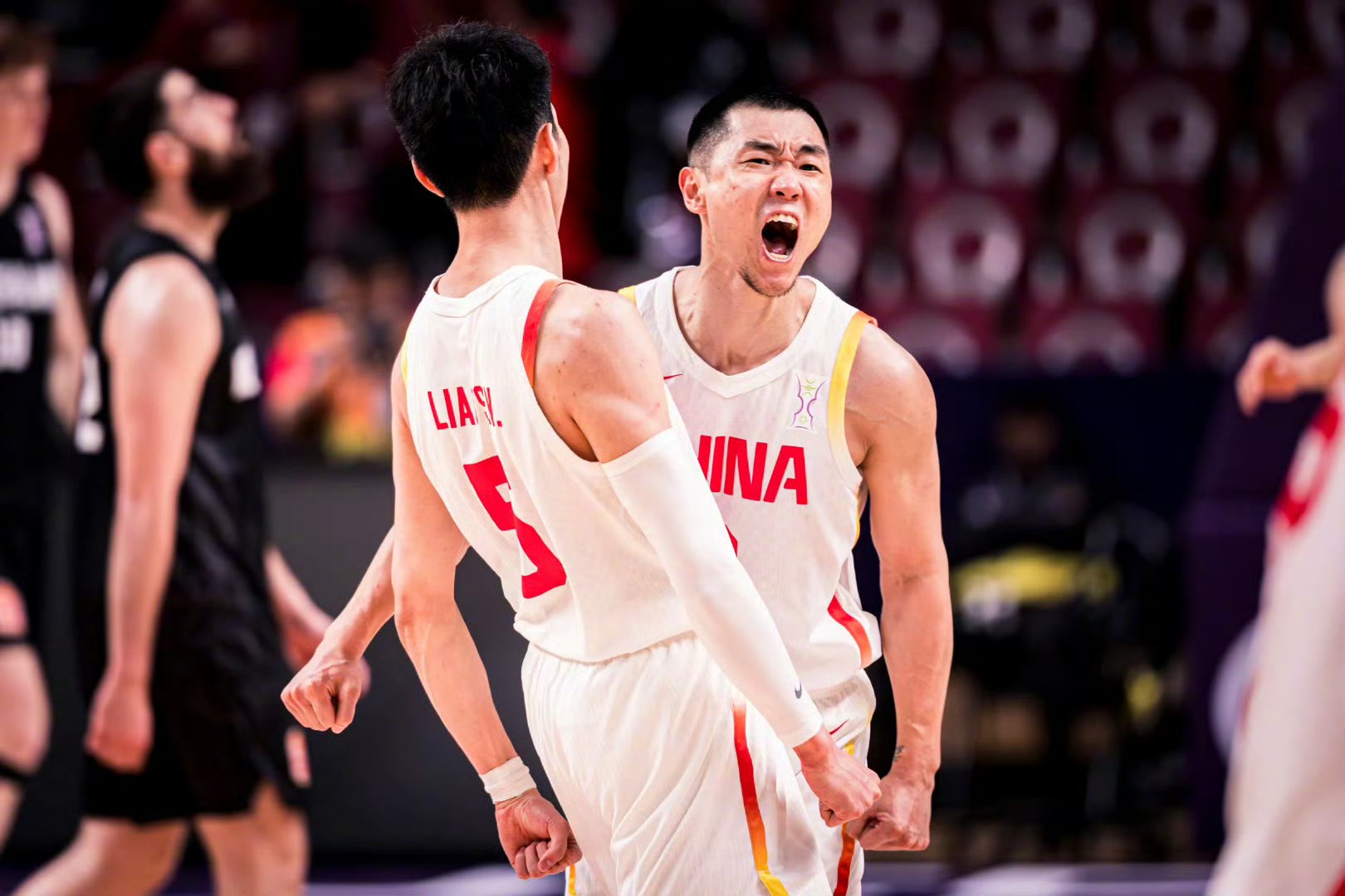 球员们在比赛中展现出团结与拼搏的精神