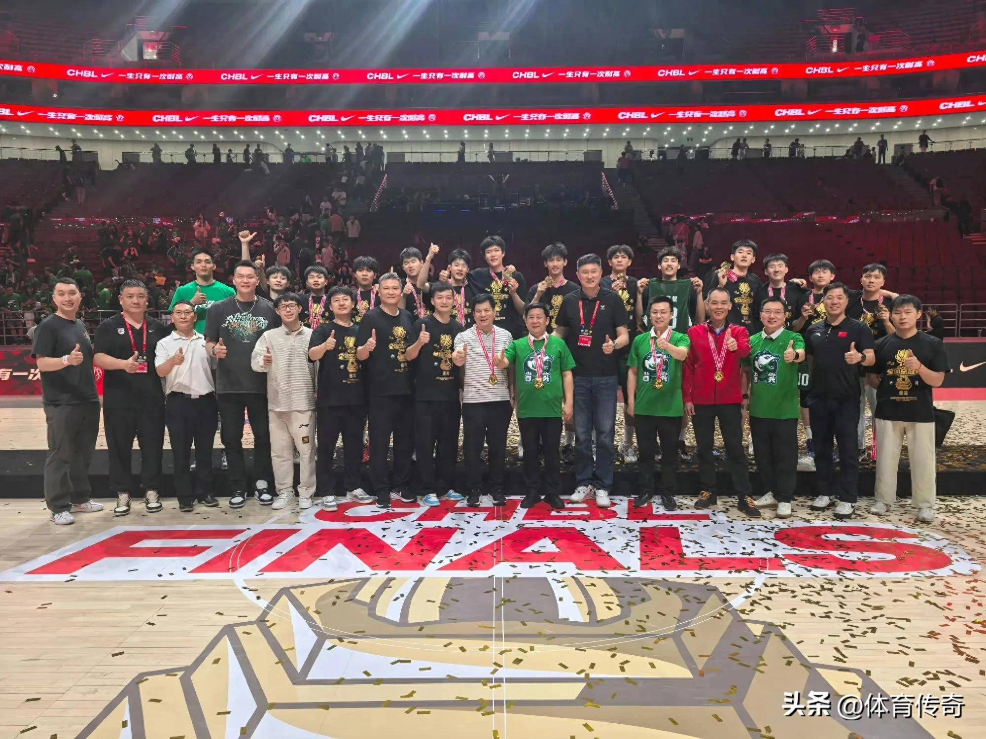 包含主场优势助力代表队夺得冠军奖杯的词条