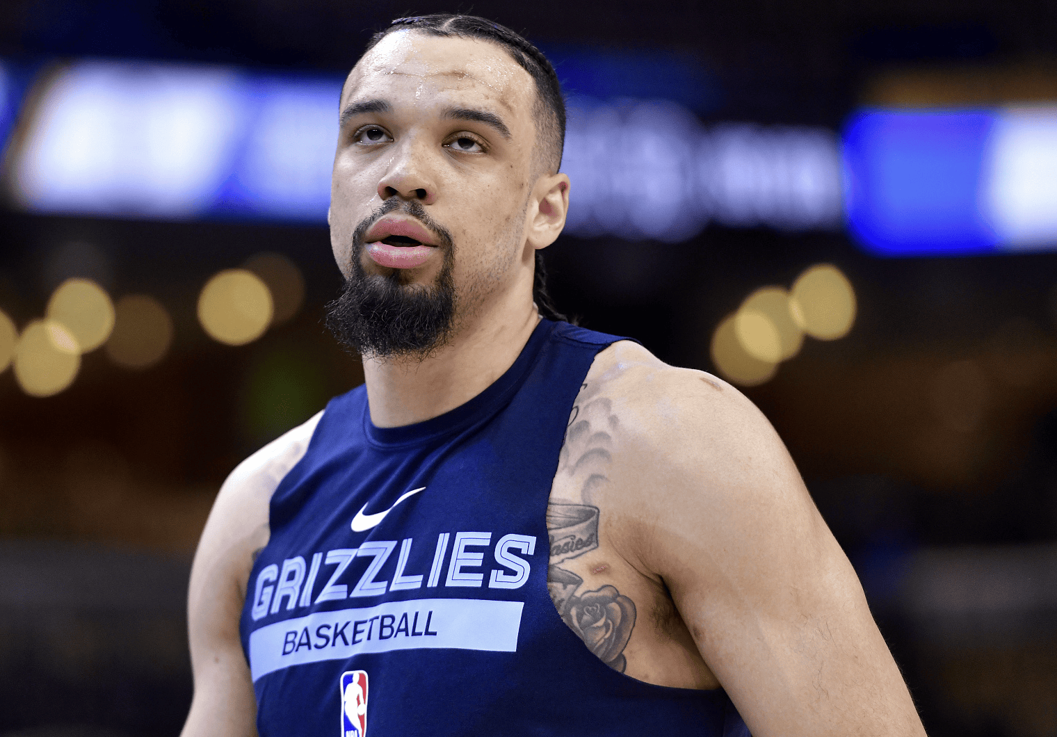 九游教练-包含赛场上的较量火药味十足，运动员英勇无畏无悔战斗的词条