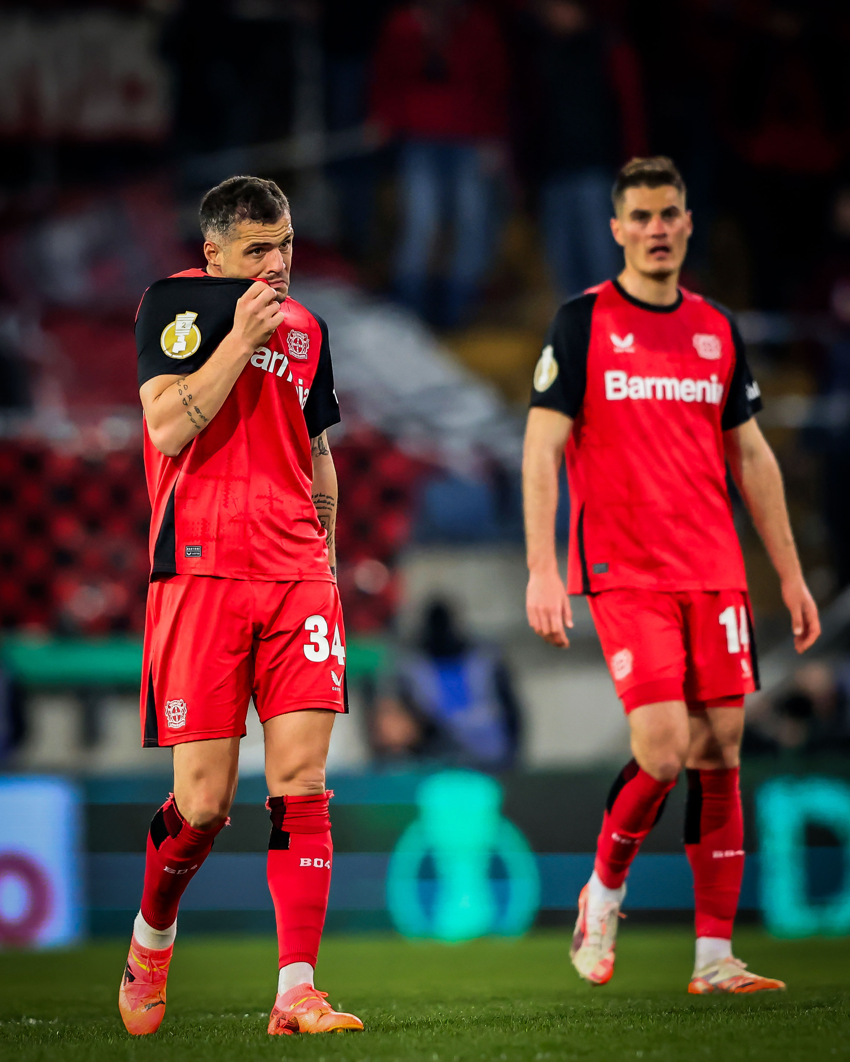 包含勒沃库森战胜对手，取得重要胜利的词条