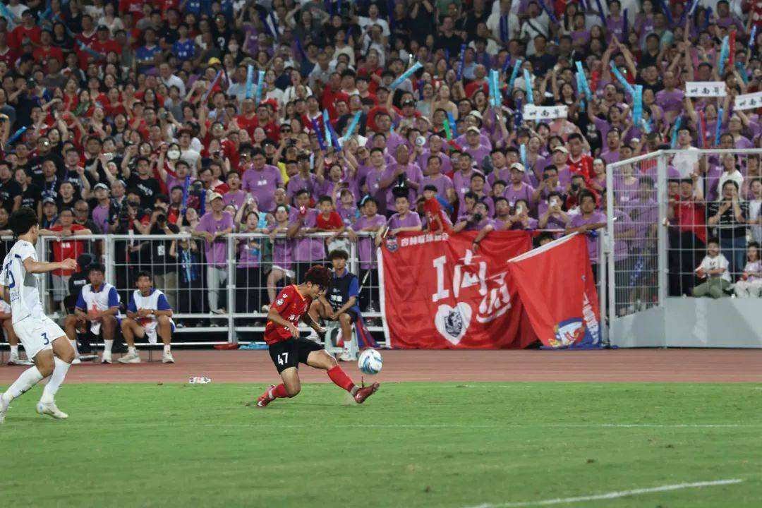 守门员连续扑出关键球，帮助球队实现胜利的简单介绍