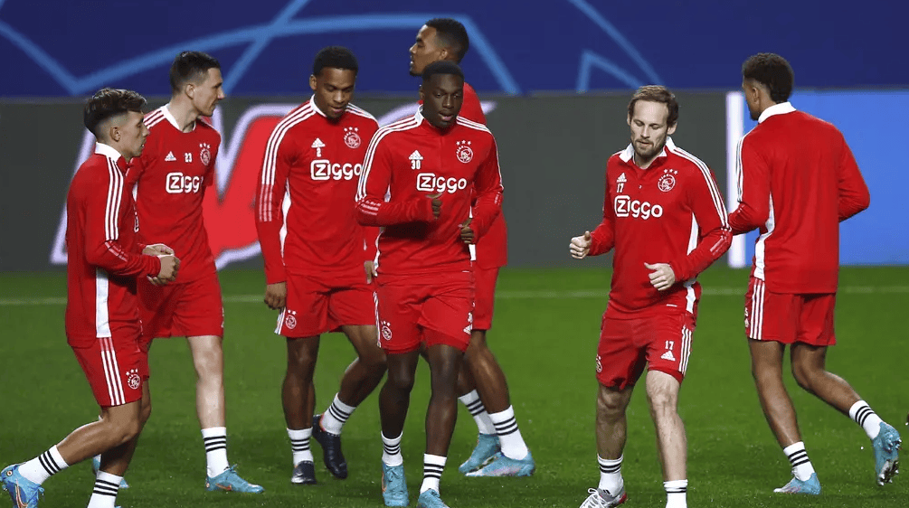 阿贾克斯实现逆袭，晋级淘汰赛